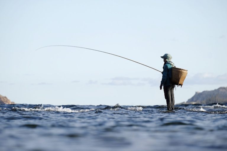 A pesca artesanal se difere da pesca industrial em diversos fatores