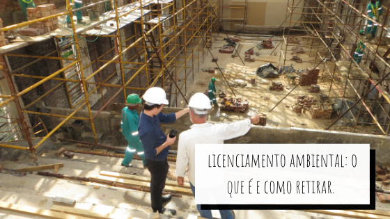 Dois engenheiros em uma obra, com a legenda em destaque em um quadro branco: Licenciamento Ambiental, o que é e como retirar.