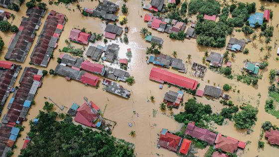 Imagem do alto de cidade alagada