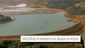 A foto apresenta uma grande barragem de minério
