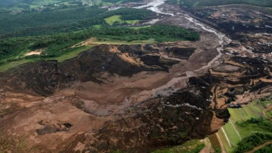 Rastros de minério após o rompimento de uma barragem