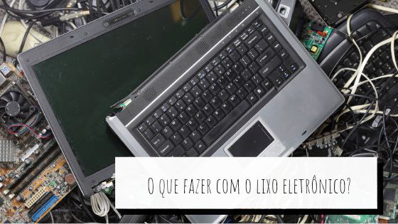 Notebook em cima de lixo eletrônico