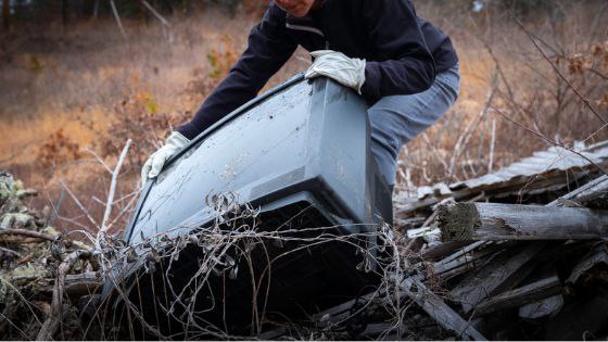 Pessoa segurando uma televisão velha