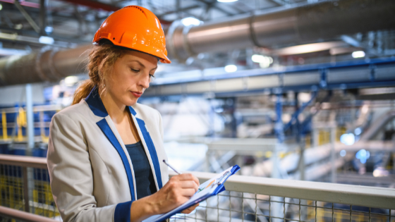 Engenheira com prancheta na mão.