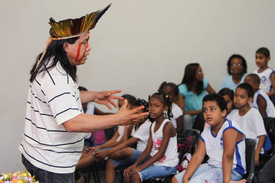 A imagem mostra Daniel lecionando para crianças.